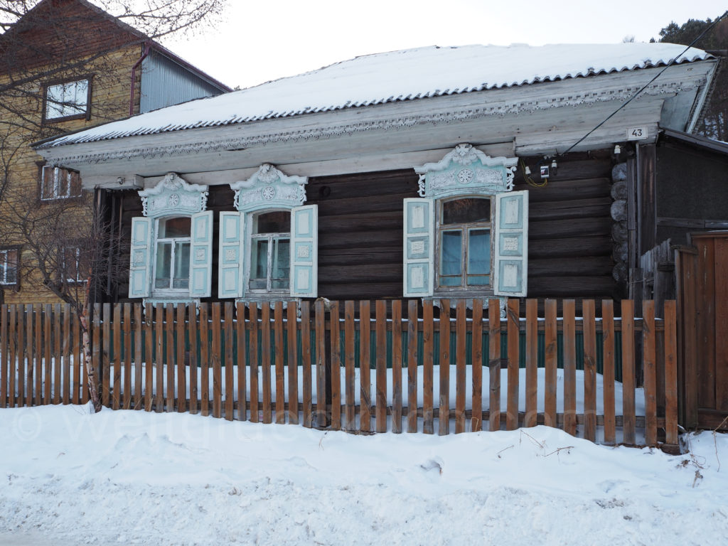 Listwjanka Baikalsee Winter Schnee Holzhaus Sibirien
