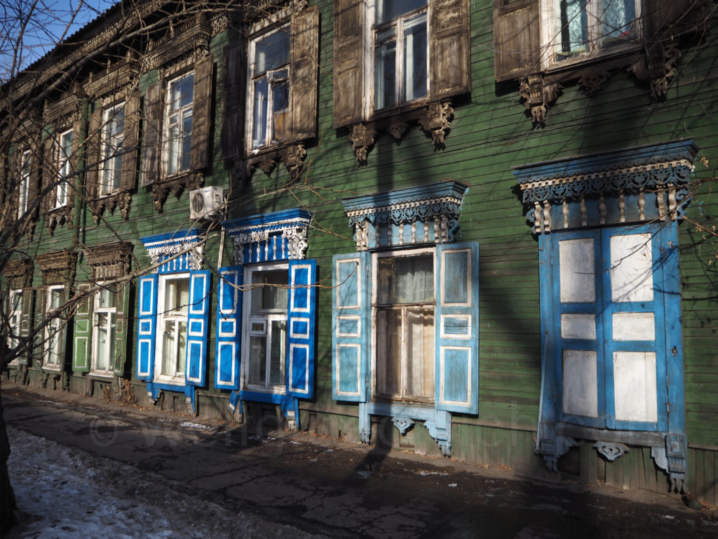 Irkutsk Sibirien Holzhaus restauriert alt Fenster Schnitzereien verziert