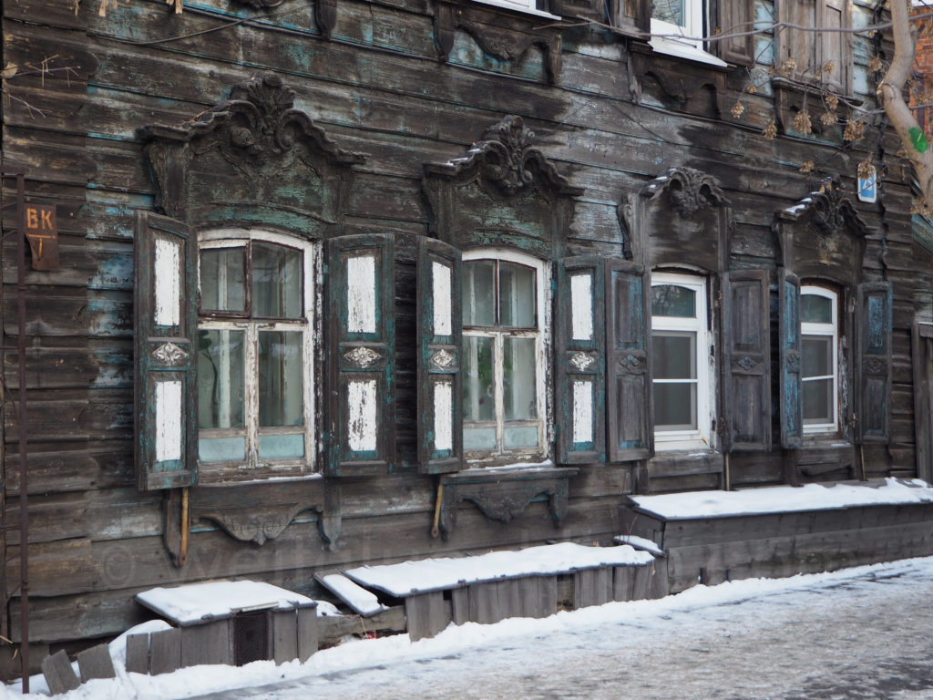 Irkutsk Sibirien Holzhaus alt Fenster Schnitzereien