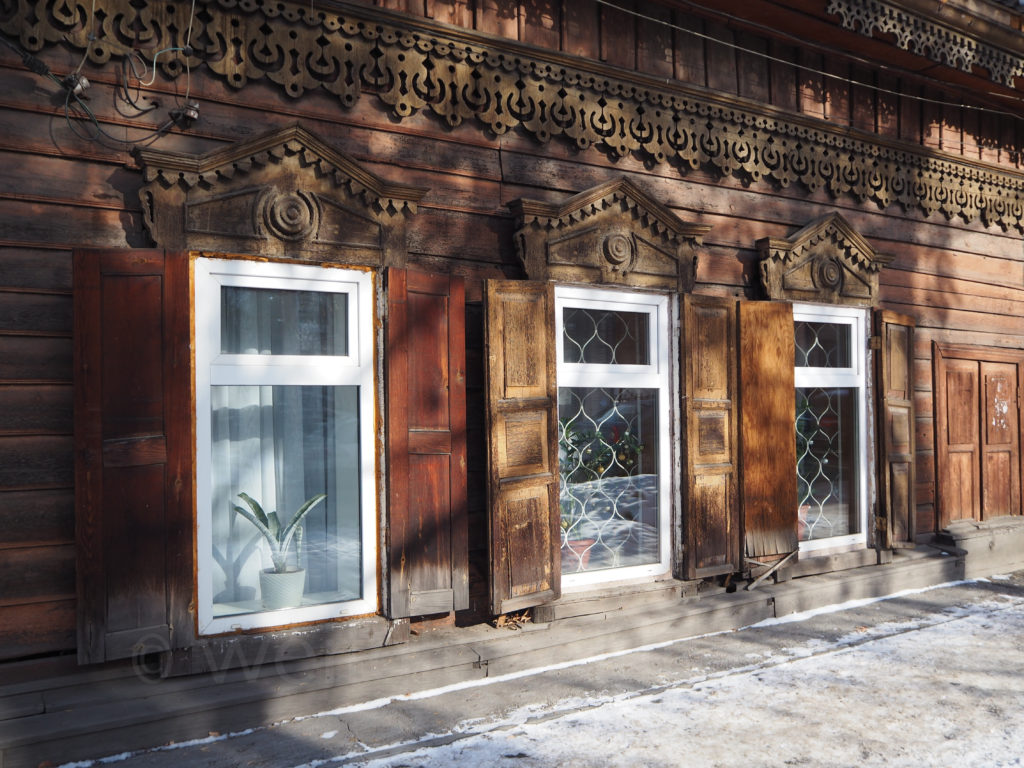 Irkutsk Sibirien Holzhaus restauriert Fenster verziert