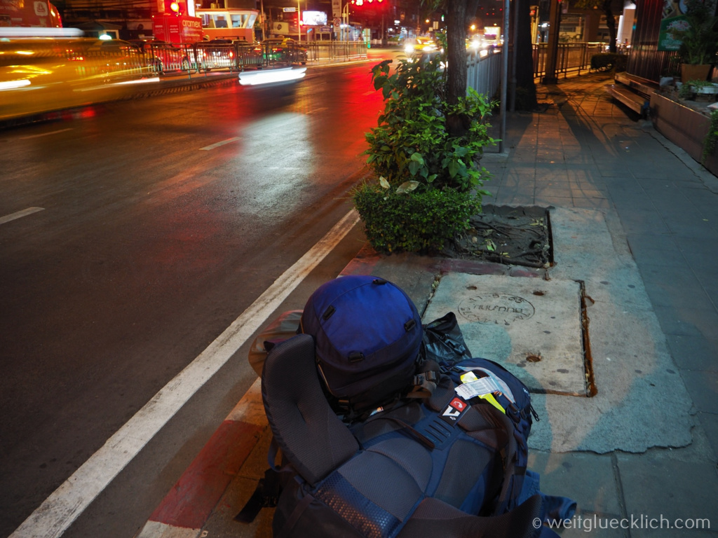 Thailand Bangkok Backpacks warten in der Nacht