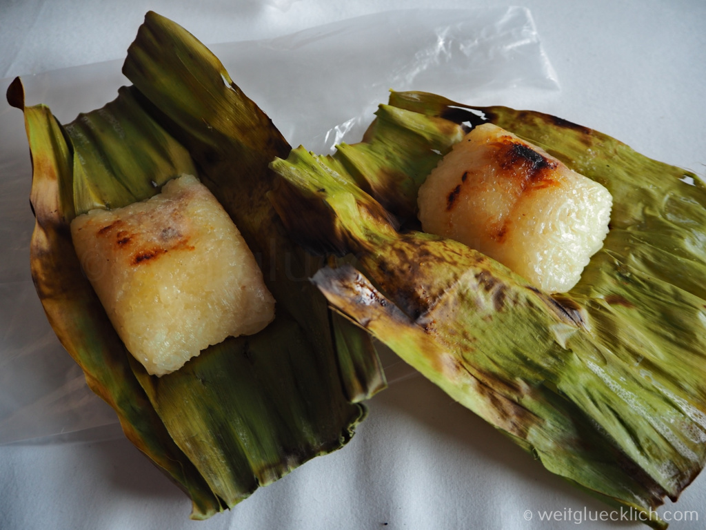 Thailand Bangkok Khao Tom Mad Klebereis Bananen Taro Paeckchen Bananenblaetter