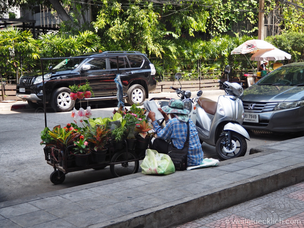 Thailand Bangkok Sathon Strassenverkauf Blumen Strassenhaendler