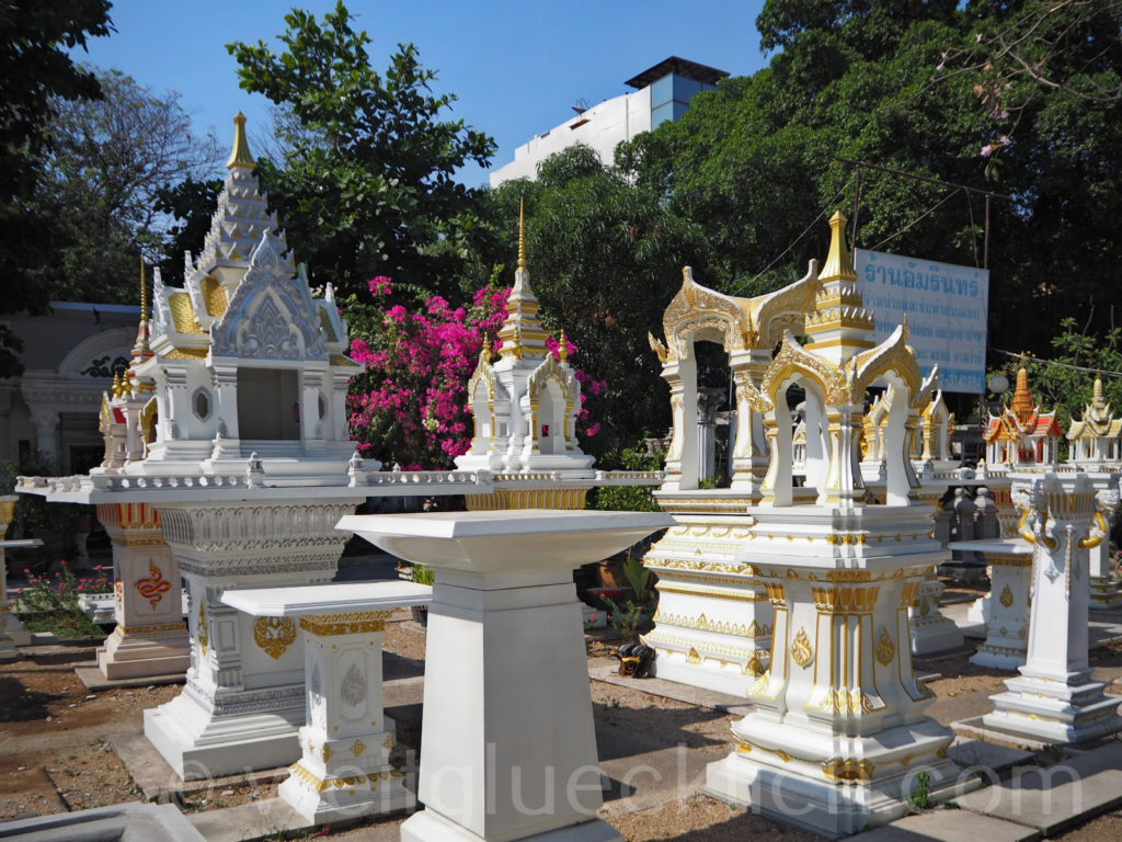 Thailand Bangkok Bang Kapi Verkauf Geisterhaeuser selling spirit houses