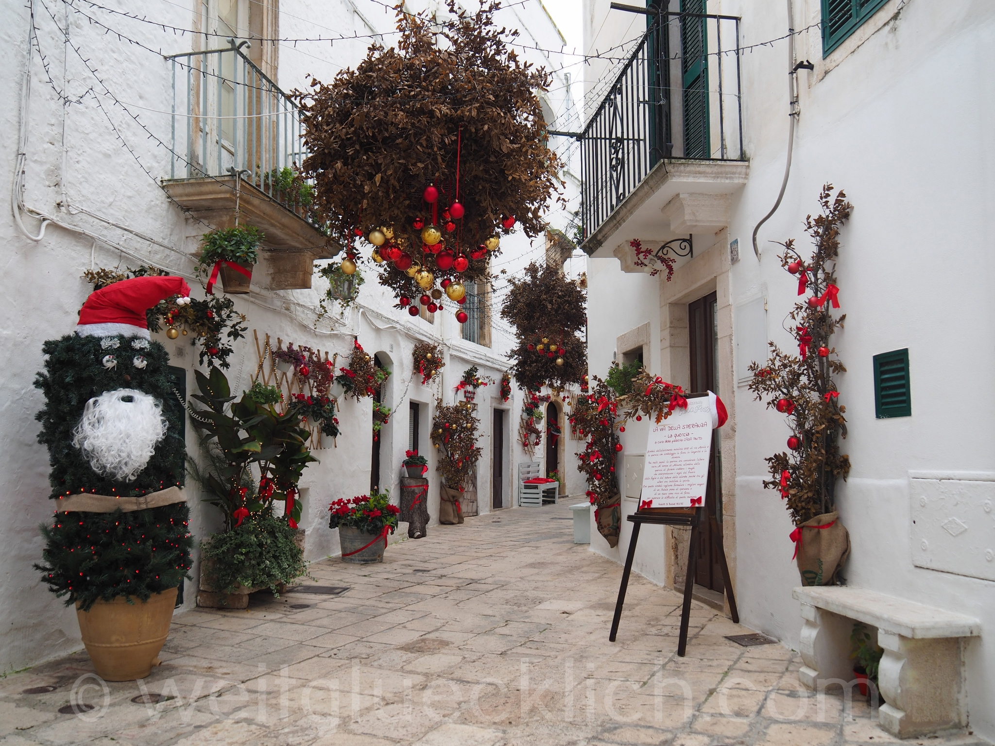 Weltreise 2020 Italien Apulien Locorotondo Weihnachtsmann