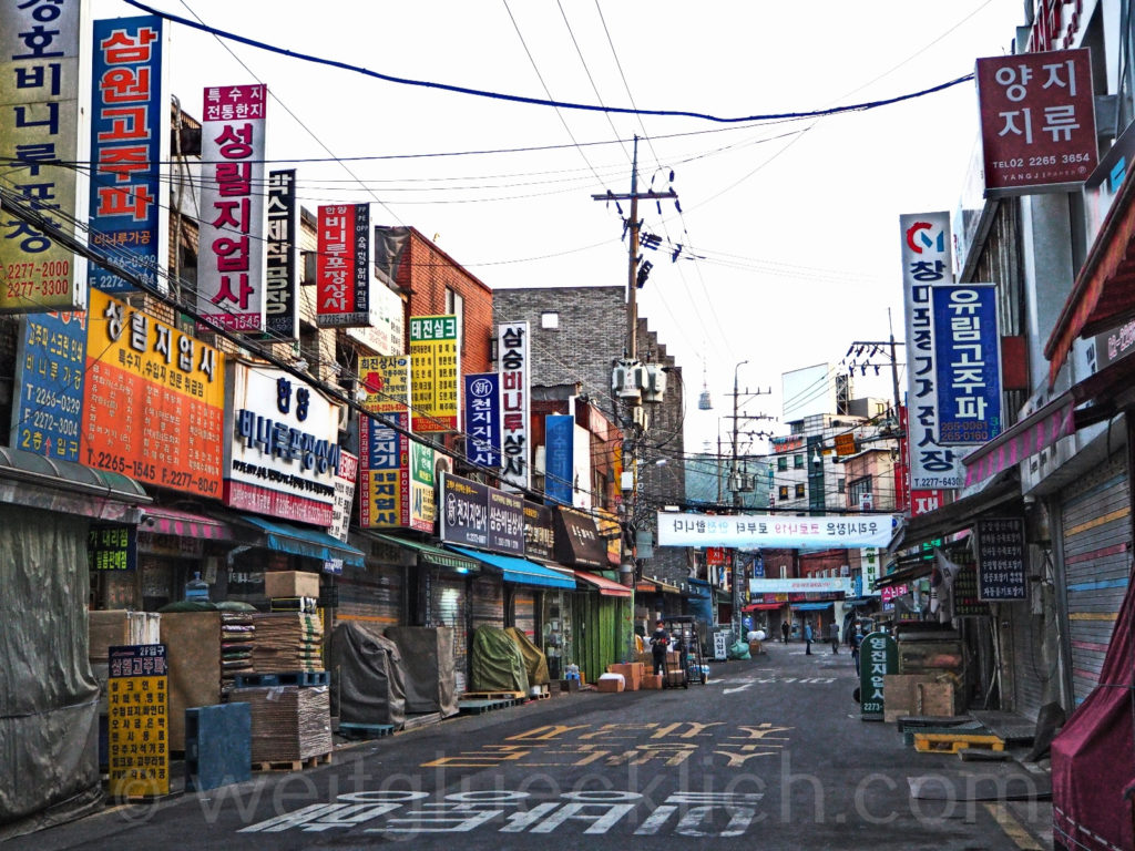Weltreise 2020 Suedkorea Seoul Gwangjang Market outdoor shops Kwang Jang