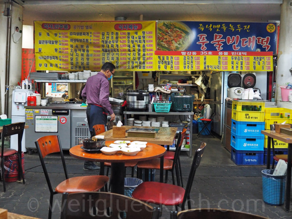 Weltreise 2020 Suedkorea Seoul Sinseol-dong Seoul Folk Flea Market   food court