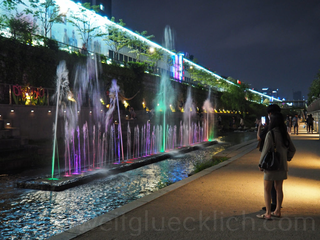 Weltreise 2020 Suedkorea Seoul Cheonggyecheon stream Wasserspiele Beleuchtung