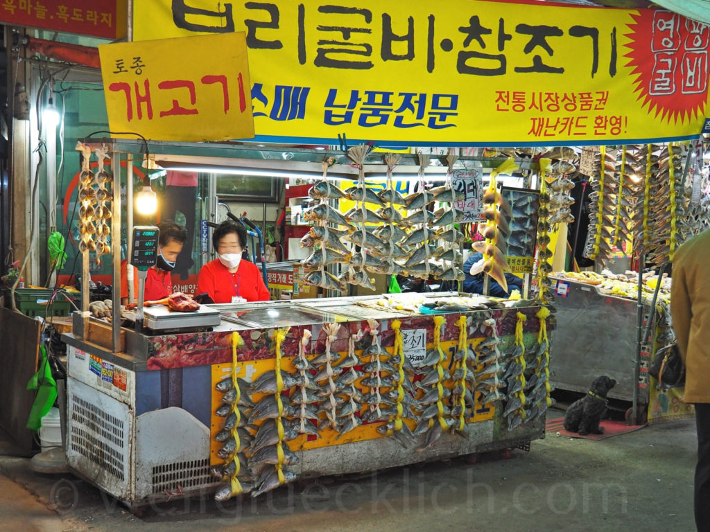 Weltreise 2020 Suedkorea Seoul Gyeongdong Market getrockneter Weissfisch