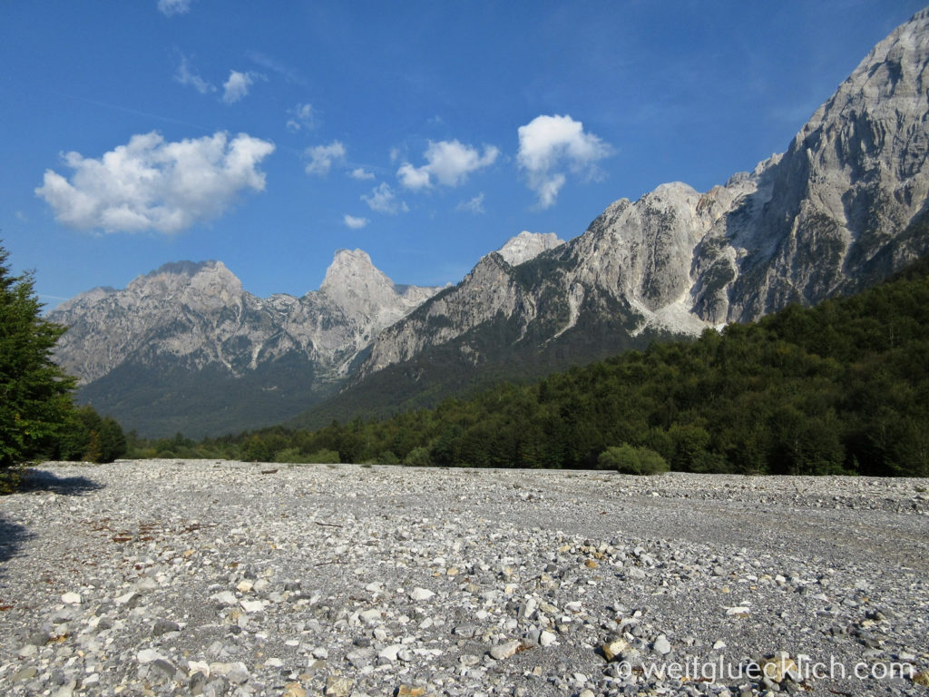 Peaks of the Balkans Albanien Valbona Tal Flussbett