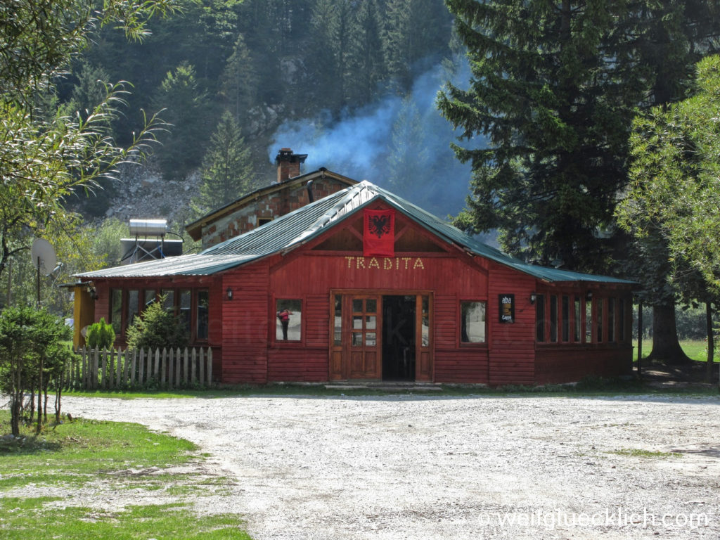 Peaks of the Balkans Albanien Valbona Tradita Restaurant