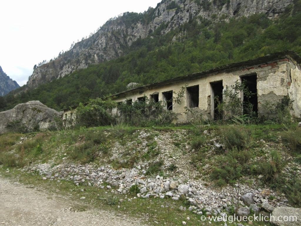 Peaks of the Balkans Albanien Cerem verlassene Gebaeude