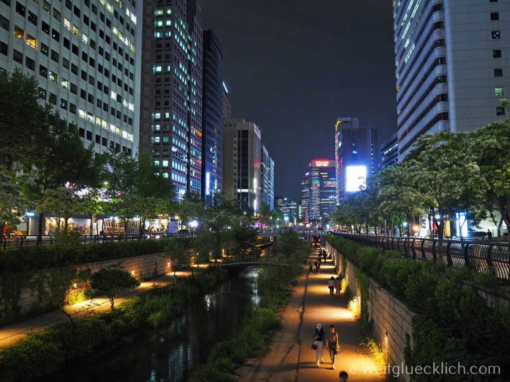 Weltreise 2020 Suedkorea Seoul Sightseeing Cheonggyecheon im Dunklen