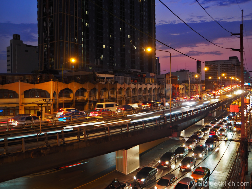 Thailand Bangkok Verkehr rush hour Sonnenuntergang Phetchaburi Road