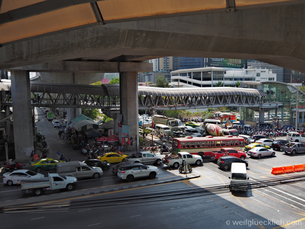 Thailand Bangkok Phetchaburi crossing Umstieg MRT Verkehr traffic