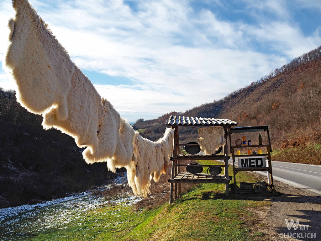 Weltreise 2021 Bosnien Herzegowina Roadtrip Straßenverkauf Schafwolle